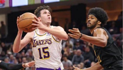 开云体育下载-冲击最佳第六人？湖人里夫斯15+6+6效率完胜保罗