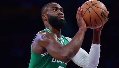 开云体育官网-杰伦·布朗：为球队现在的位置感到骄傲 我们一步都没走错