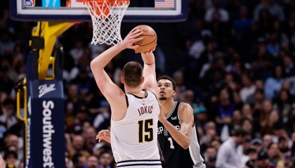 约基奇生涯战文班4胜2负 场均得分约基奇更多 抢断&amp;盖帽文班占优