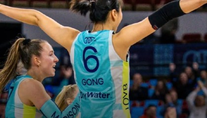 开云官网-龚翔宇带伤出阵，麦迪逊女排首败！但她仍然砍下11分|奥斯汀|自由人|美国女排|失误|比赛_新浪新闻