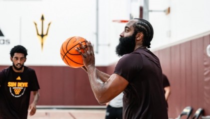 开云体育官网-登哥瘦了？亚利桑那州大男篮官媒晒哈登回母校训练的照片