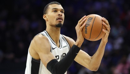 开云下载-无所不能！文班拿球单打申京 转身后仰跳投打板命中